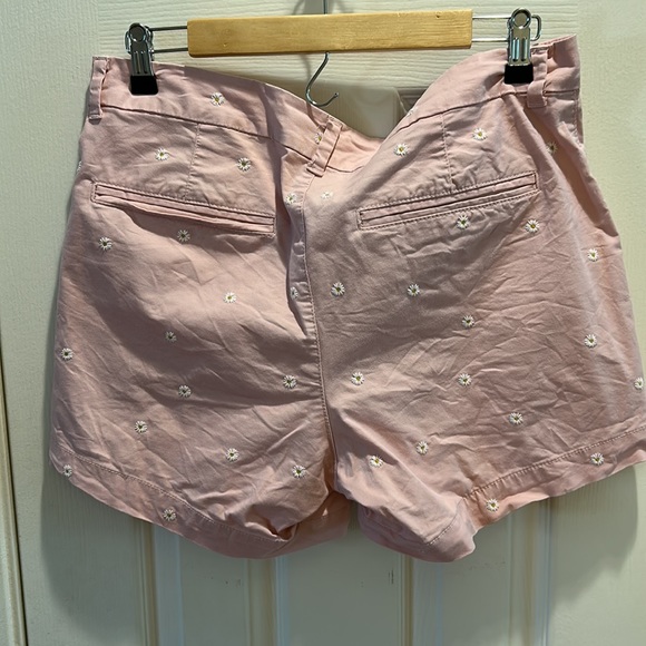 Old Navy Pink shorts with daisy pattern Size 12 - Picture 3 of 5